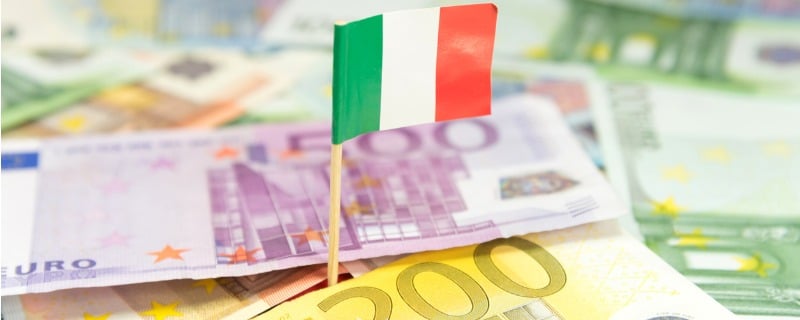 Drapeau Italien planté au millieu d'un tapis de billets en euros.