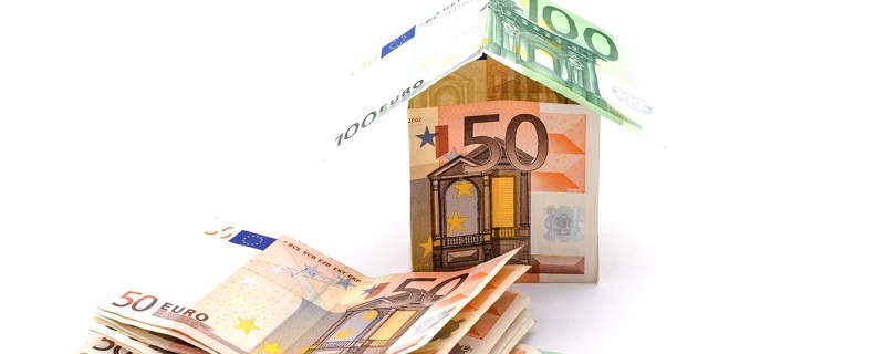 maison en billet et pile de billets euros