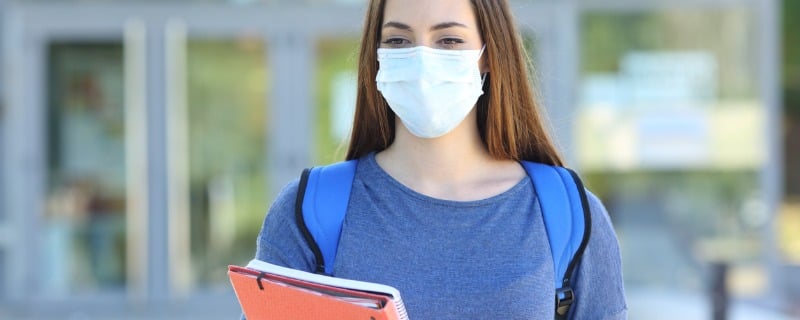 Etudiante portant un masque de chirurgien.