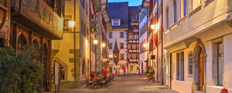 Vue sur la ville de Zug en suisse alémanique avec des maisons traditionelles