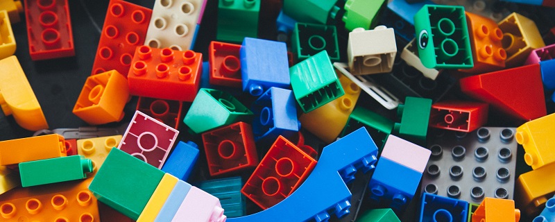 Briques de lego disposées en vrac