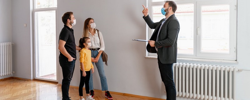 Une famille visite et observe un appartement
