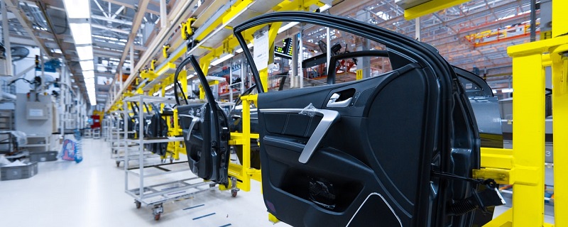 Un garage de véhicules en réparation 