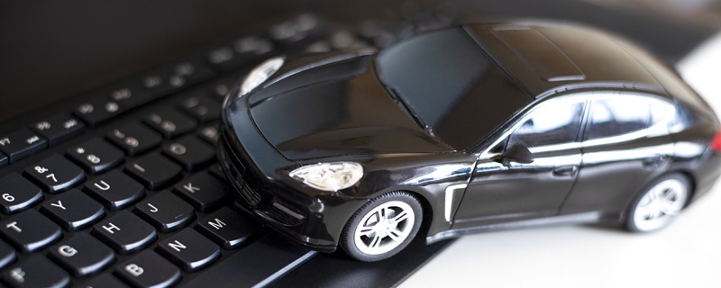 une voiture noire miniature avec un clavier d’ordinateur