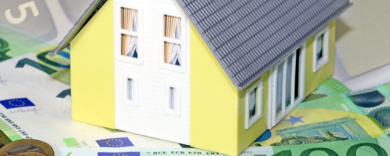 modèle de maison avec des billets de banque