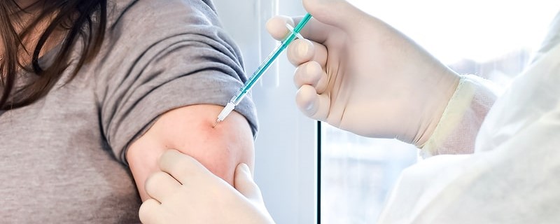 femme enceinte recevant un vaccin contre le covid