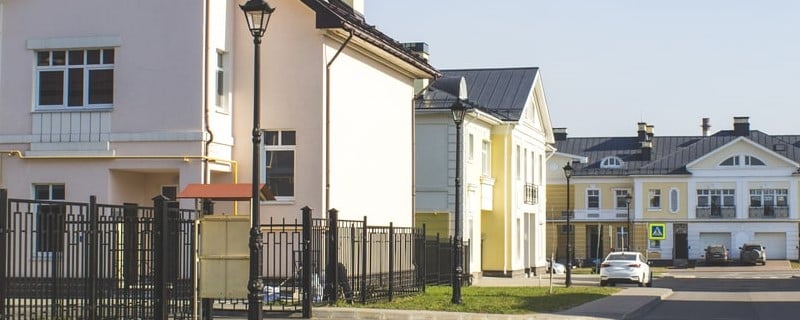 Maisons de ville modernes dans un secteur résidentiel