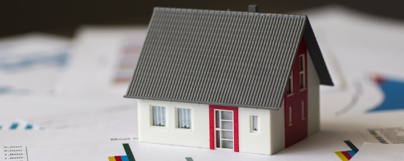 maison miniature sur graphique financier