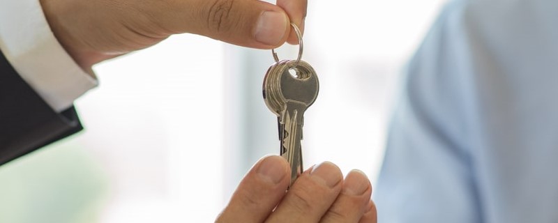 Agent immobilier félicite le nouvel acheteur pour acheter une maison
