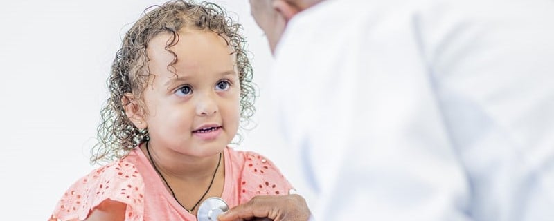 medecin examine un enfant