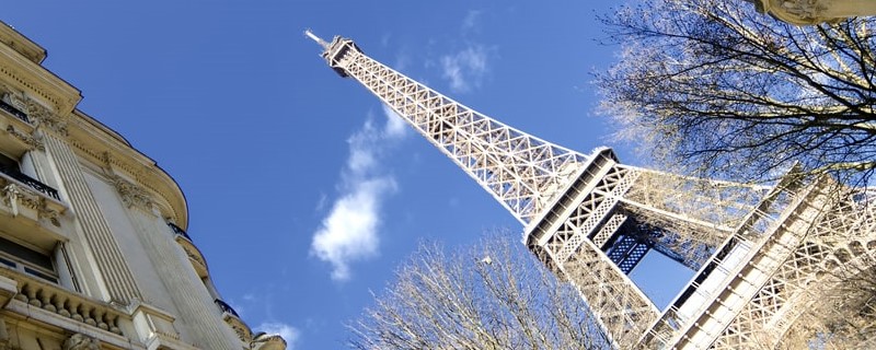 Tour Eiffel dans la rue de Paris