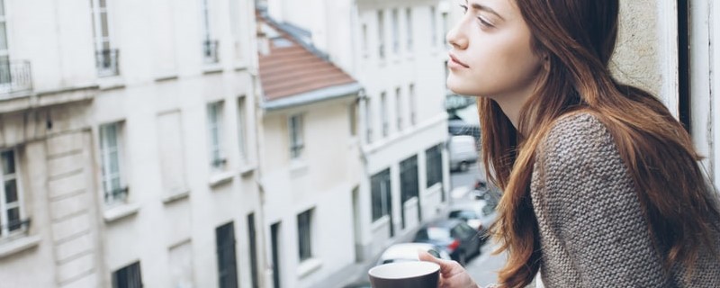 Jeune femme buvant un café