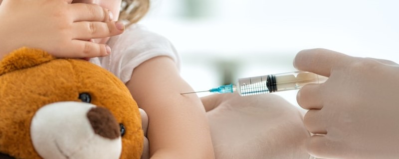 enfant se faisant vacciner