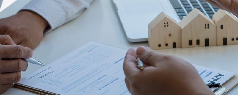 agent immobilier signe un contrat