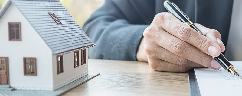 agent immobilier signant un contrat