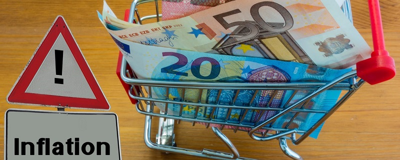 un caddie de course rempli de billets