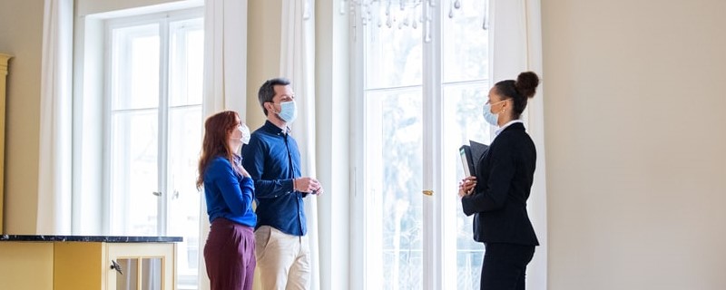 agent immobilier et clients