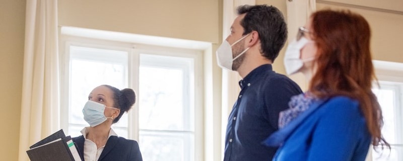 clients et agent immobilier