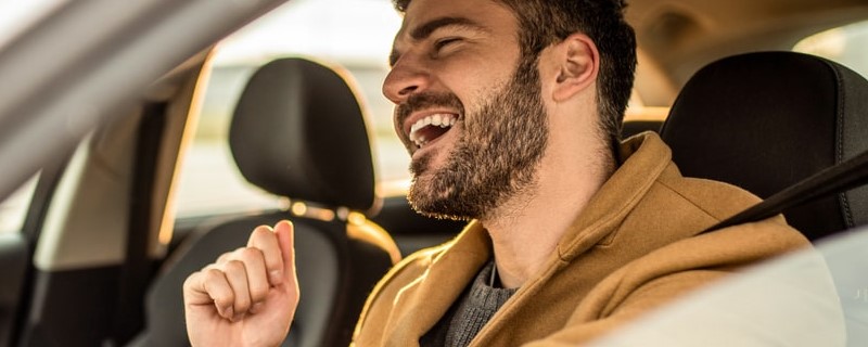 homme heureux dans sa voiture