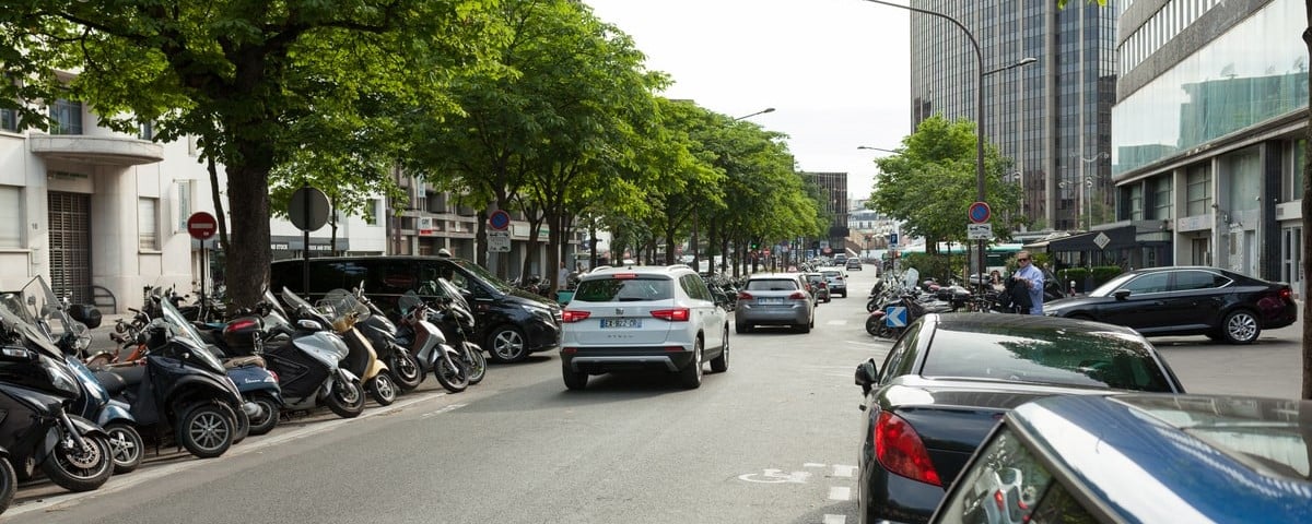 Motos et cyclomoteurs dans le stationnement dans la rue un jour d’été ensoleillé à Paris
