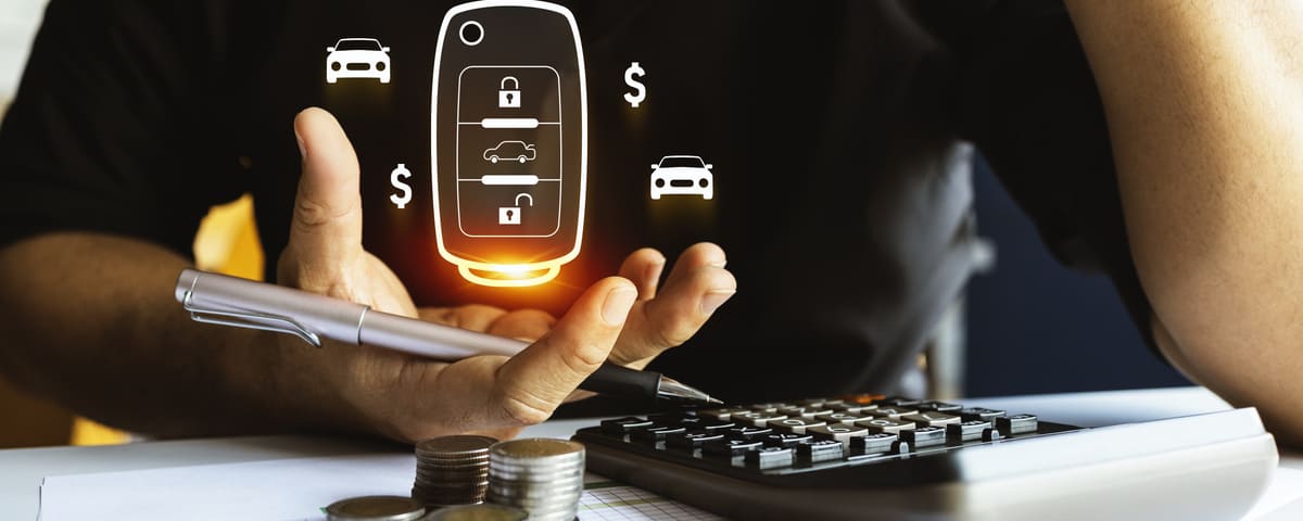 Personne calculant le budget pour un projet automobile avec des icônes de clé de voiture