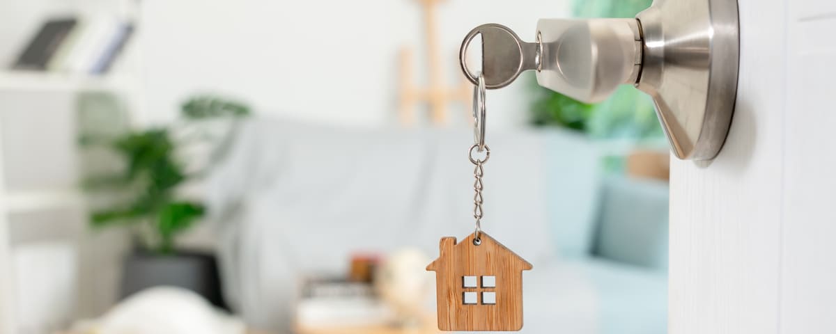 Clé de maison avec un porte-clés en forme de maison 