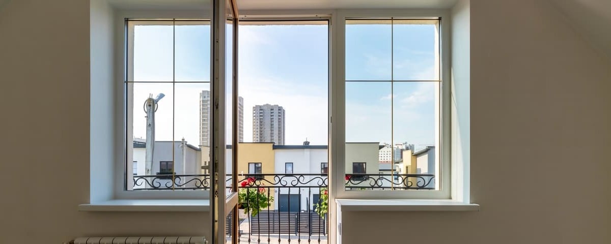 Porte ouverte sur le balcon dans une maison privée