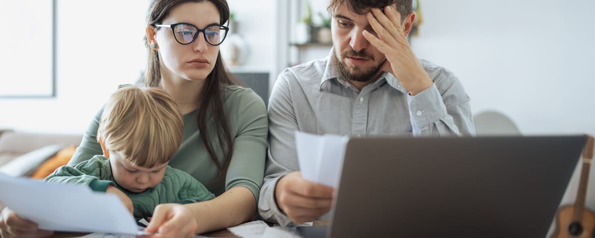 Jeune couple faisant face à des problèmes d'argent en examinant ses dépenses et ses factures