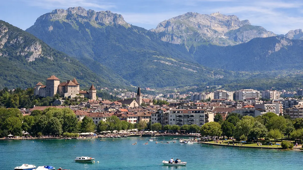 Vue d&rsquo;Annecy et de ses quartiers r&eacute;sidentiels