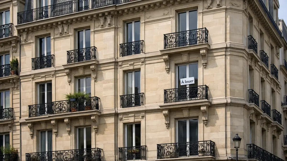 Fa&ccedil;ade d&rsquo;immeuble en ville avec un panneau &laquo; &Agrave; louer &raquo;