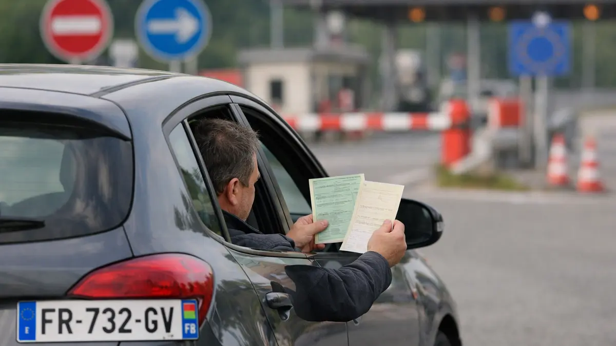 Voiture immatriculée en France à un poste-frontière avec documents d’assurance