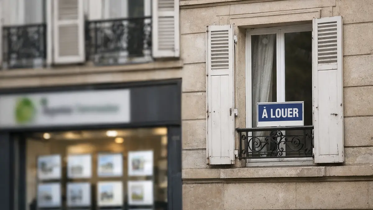 Façade d’immeuble en ville avec une annonce de location