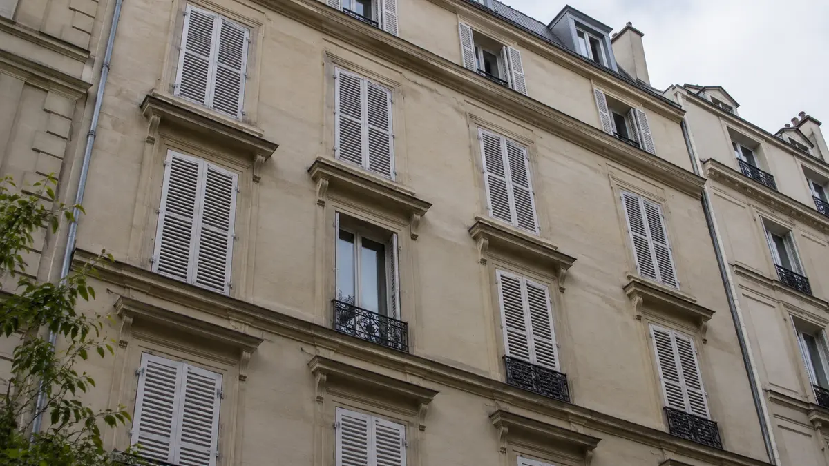 Fa&ccedil;ade d&rsquo;immeuble avec appartements inoccup&eacute;s
