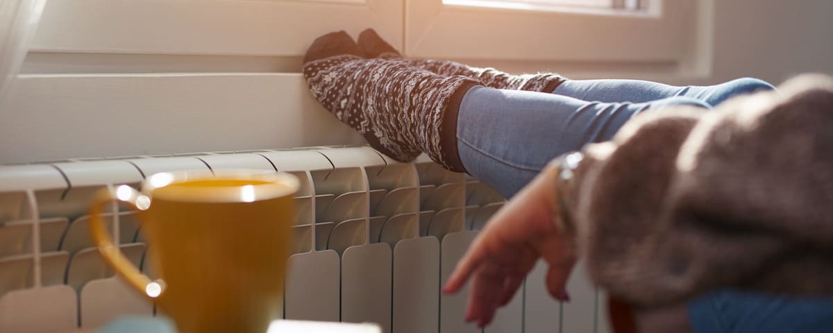 Femme chauffant les pieds par une froide journée d’hiver