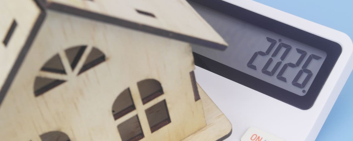 Modèle de maison sur calculatrice avec les chiffres 2026 affichés.