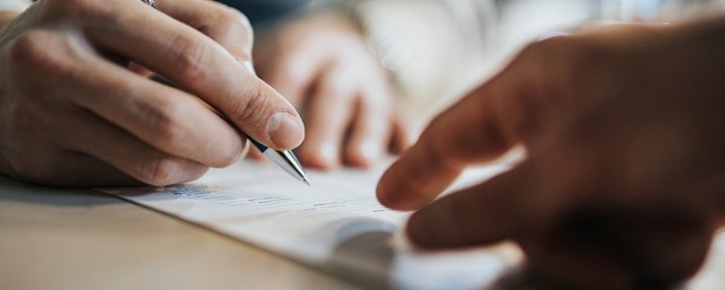 signature contrat d'assurance prêt immobilier pour parapente