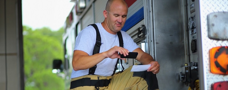Pompier en train de lire un document d'assurance de prêt