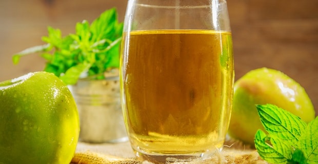 Jus de pomme avec une feuille de menthe