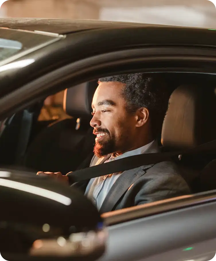 Couple discutant d'assurance emprunteur devant un ordinateur portable