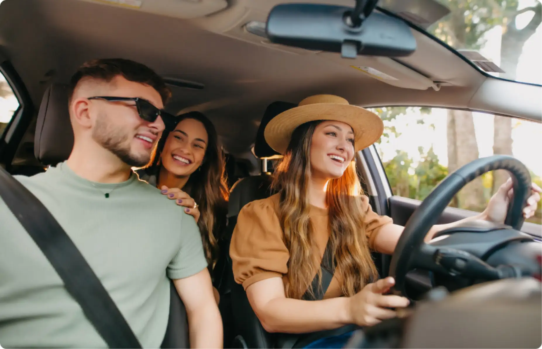 Jeunes gens souriants dans une voiture, heureux de conduire