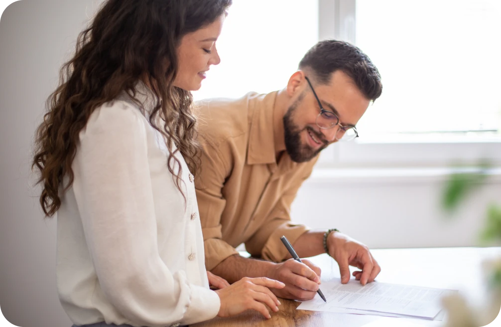 conseiller explique un contrat de prêt immobilier à un couple d'emprunteurs