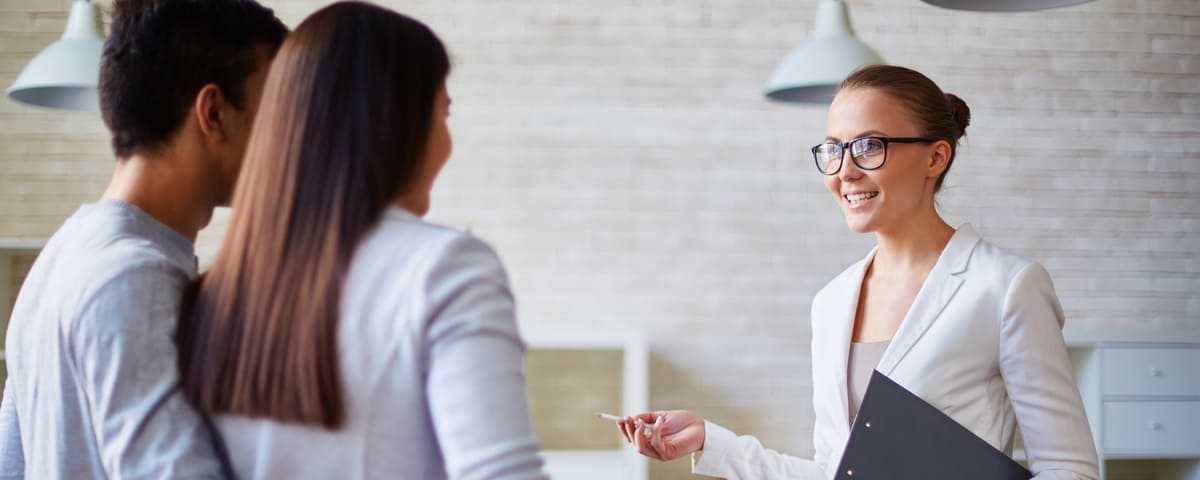 Un couple fonctionnaire en pleine étude d'un prêt immobilier