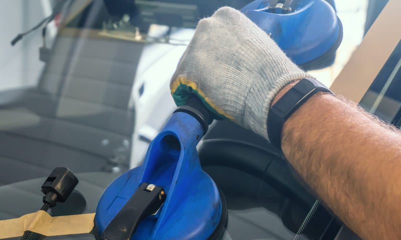 Pare-brise rayé : votre assurance auto prend-elle en charge les réparations