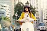 une jeune femme sur un scooter