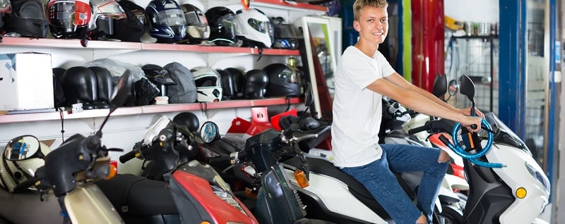 Un client qui compare lors d'un achat moto