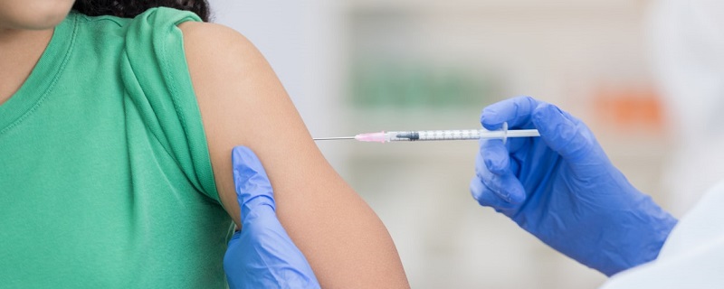 Vaccin injecté sur un adulte
