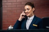 Une femme salariés hotelellerien en train de souscrire à la mutuelle de son travail