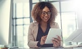 Une jeune femme devant une offre mobile 