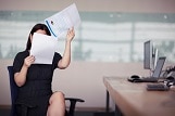 Une femme en train d'étudier un contrat d'assurance emprunteur 