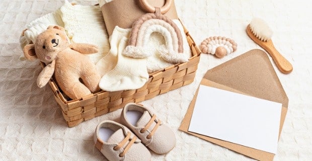 Pannier de naissance pour bébé avec une collection de vêtements, bottines et accesoires
